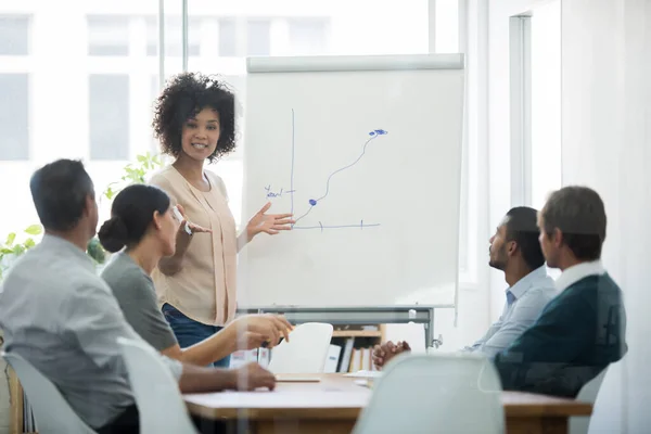 Si può vedere la crescita. Gli uomini d'affari veri hanno sparato sul posto. Dal momento che questi luoghi sono la cosa reale, e non girato in uno studio di ufficio, alti livelli ISO sono talvolta necessari per catturare il — Foto Stock