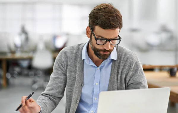 Concentración y dedicación hacen el trabajo — Foto de Stock