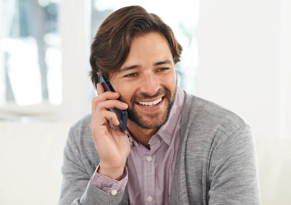 Per Handy in Kontakt bleiben. Ein hübscher junger Mann spricht auf seinem Handy. — Stockfoto