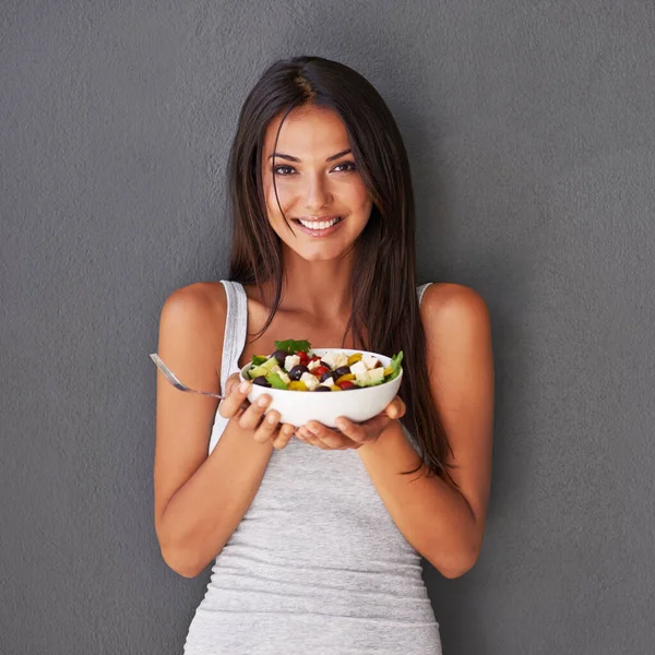 Fantastiska lunchidéer. Porträtt av en attraktiv ung kvinna som ser glad ut medan du håller i en salladsskål. — Stockfoto