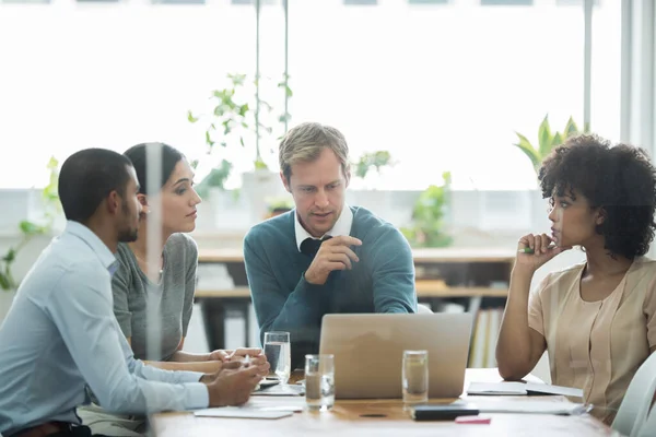 Interessant... echte zakenmensen neergeschoten op locatie. Aangezien deze locaties het echte werk zijn en niet in een kantoorstudio worden opgenomen, zijn soms hoge ISO-niveaus nodig om het moment te vangen. De — Stockfoto