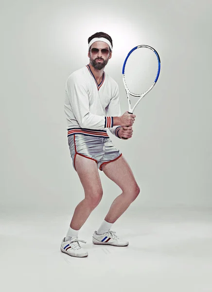 Bereit für Ihren Aufschlag. Porträt einer jungen Retro-Tennisspielerin im Studio. — Stockfoto