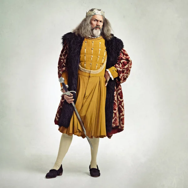 저는 명예롭습니다. .. 어느 정도는 요. 스튜디오에서 칼을 든 화려 한 복장을 한 왕의 사진. — 스톡 사진
