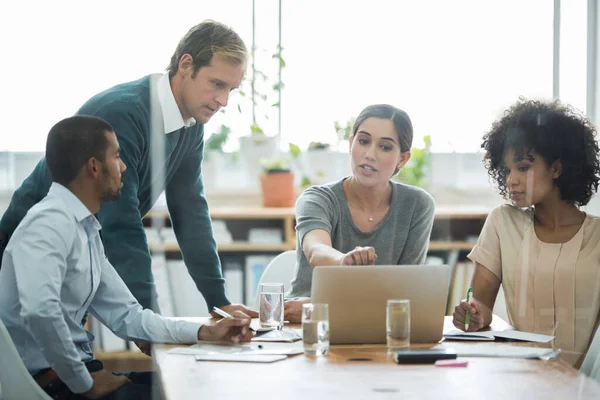 Montrant son équipe. Des hommes d'affaires de la vraie vie abattus sur place. Puisque ces emplacements sont la vraie chose, et pas tourné dans un studio de bureau, des niveaux ISO élevés sont parfois nécessaires pour attraper le moment. L ' — Photo