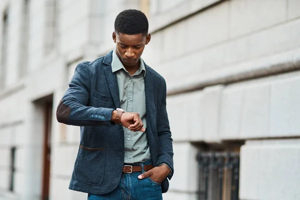 Puedes ver el reloj o puedes seguir adelante. —  Fotos de Stock