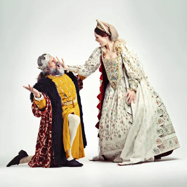 Cómo te atreves. Estudio de una reina abofeteando a un rey arrodillado en la cara. —  Fotos de Stock