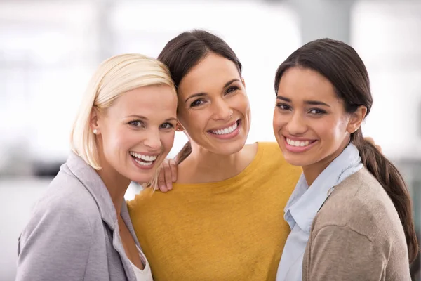 O melhor do negócio. Retrato recortado de três mulheres de negócios em pé no escritório. — Fotografia de Stock