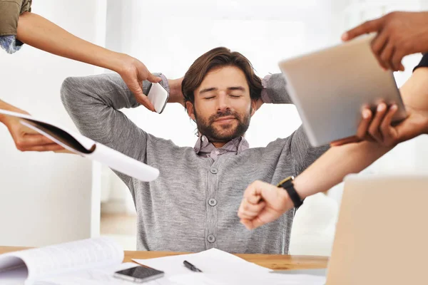 La delegación es clave para evitar el agotamiento. Una foto recortada de un hombre de negocios guapo con colegas solicitándole varias cosas. — Foto de Stock