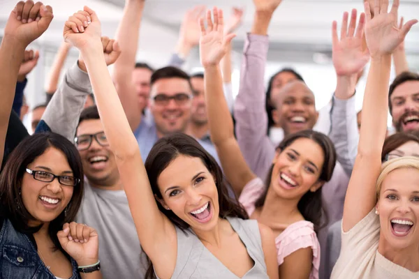 Fiesta de fin de año Woohoo. Disparo de un grupo de empresarios sonrientes levantando la mano. —  Fotos de Stock