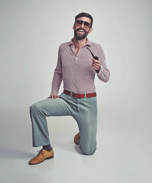 Respeite a minha autoridade. Estúdio tiro de um homem bonito marcando uma pose enquanto vestindo roupas estilo retro 70s. — Fotografia de Stock