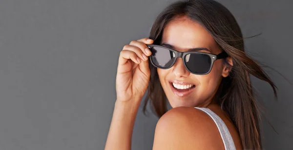 Her shades make her look super sexy — Stock Photo, Image