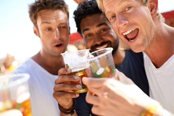 パーティーを始めましょう。3人の若者が音楽祭でビールを試飲. — ストック写真