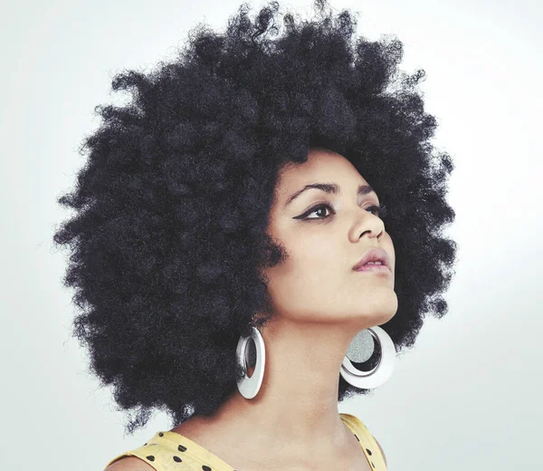 Groovy poussin avec attitude. Prise de vue d'une jeune femme avec un afro portant une tenue rétro posant en studio. — Photo