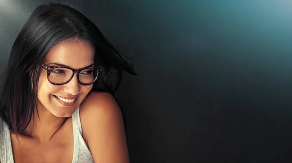Jen to správné množství ostýchavosti. Studio portrét atraktivní mladé ženy v brýlích. — Stock fotografie