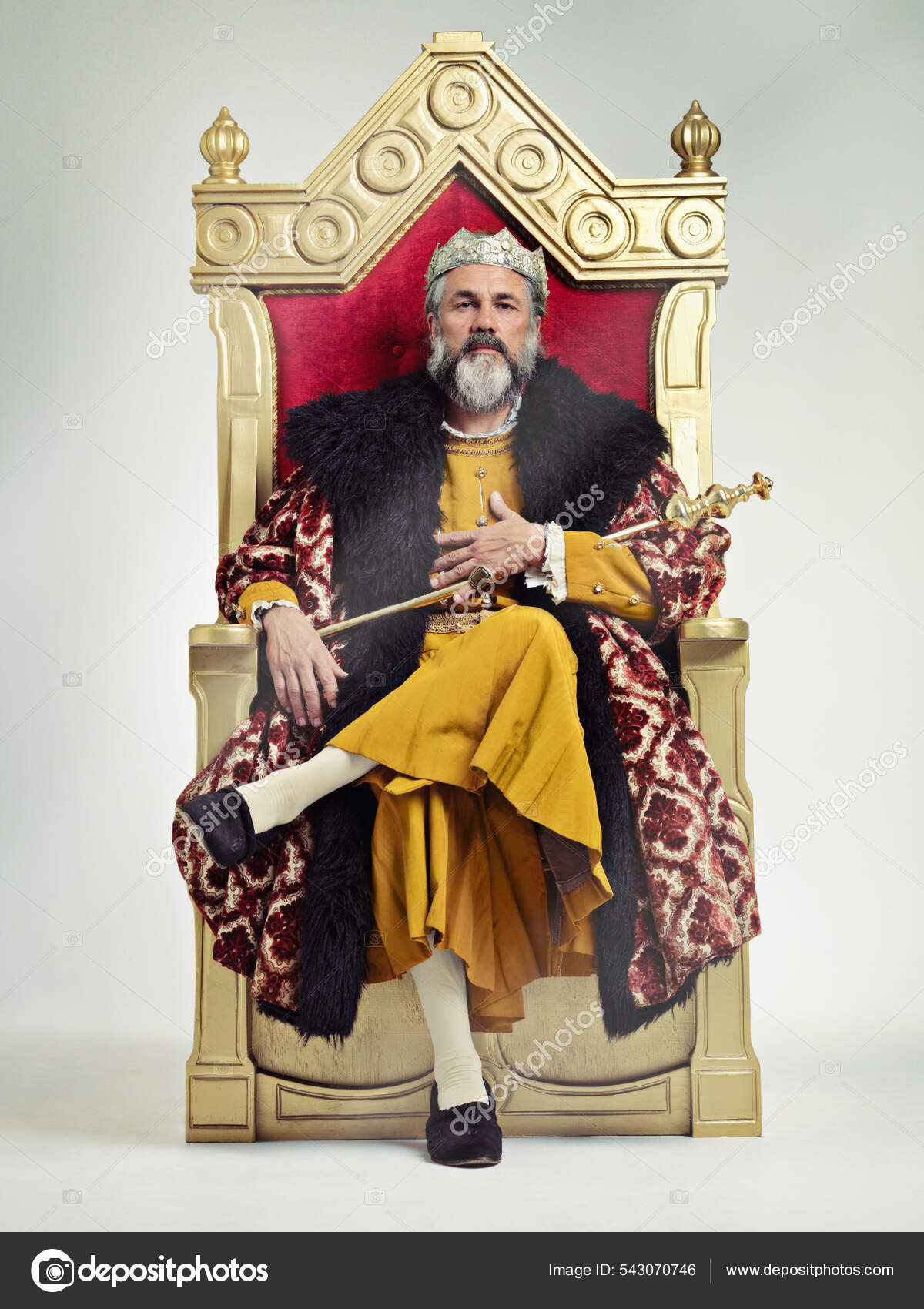 我平静地坐上了王位一个衣冠楚楚的国王坐在王座上的摄影棚照片. ——图库图片© PeopleImages.com #543070746, image size:1200x1700