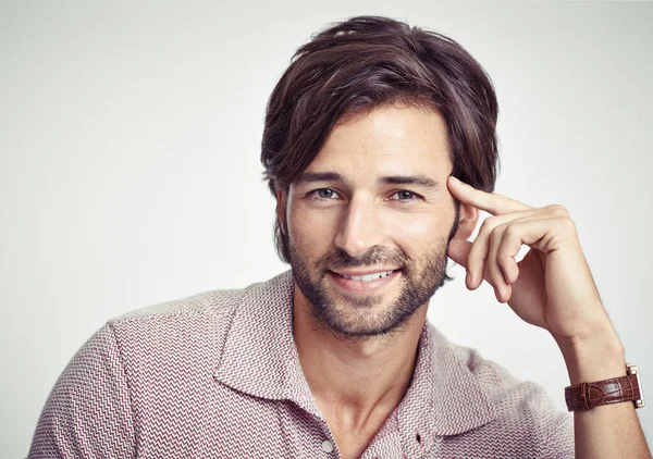 Groovy cool. A young man with 70s style sitting in the studio. — Stock Photo, Image