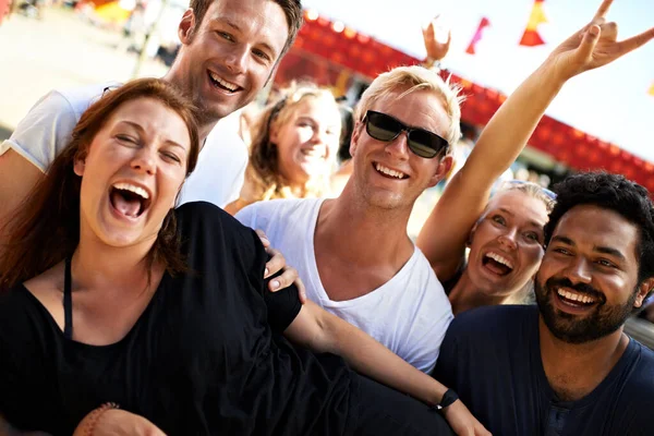 Sono appassionati di feste. Colpo ritagliato di amici al festival di Skanderborg. — Foto Stock