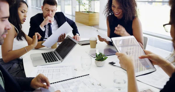 Sto facendo un po 'di strategia. Foto ritagliata di un gruppo di uomini d'affari seduti attorno al tavolo della sala riunioni durante una riunione. — Foto Stock