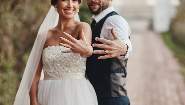 Sie waren verheiratet und haben die Ringe, um es zu beweisen — Stockfoto
