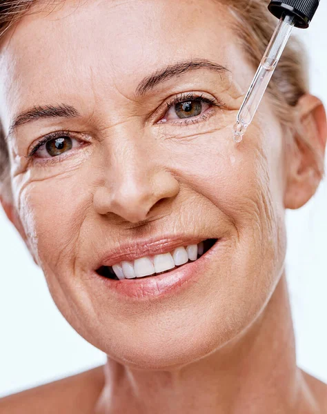 Get into a healthy, preventative skin care regimen — Stock Photo, Image