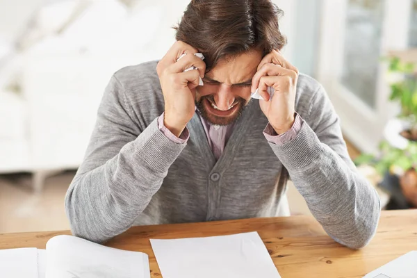 Talvez eu chore. Um empresário frustrado com a cabeça nas mãos por causa do stress no trabalho. — Fotografia de Stock