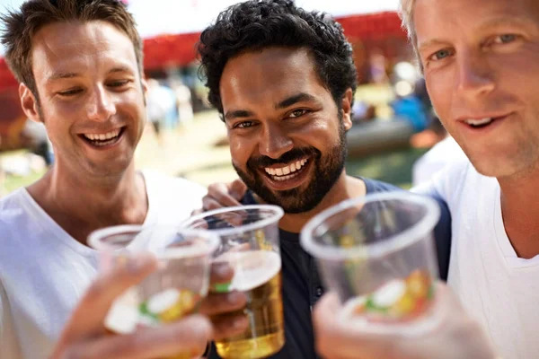 男の子と一緒にビール。3人の若者が音楽祭でビールを試飲. — ストック写真