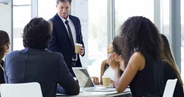 Ansiosos por empezar. Recorte de un hombre de negocios dando una presentación a sus colegas en una oficina. — Foto de Stock