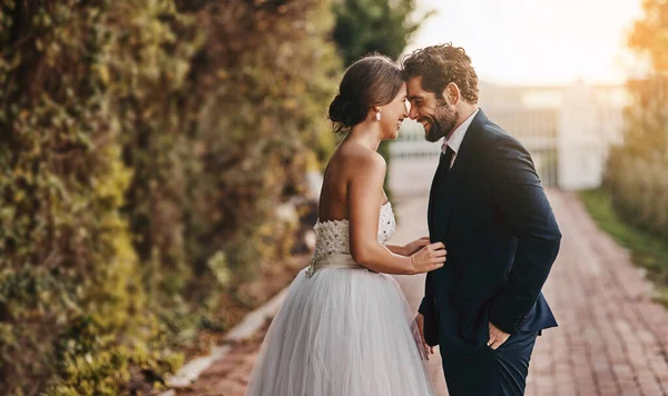 Ora sei mia moglie. Girato di una giovane coppia felice in piedi insieme il giorno del loro matrimonio — Foto Stock