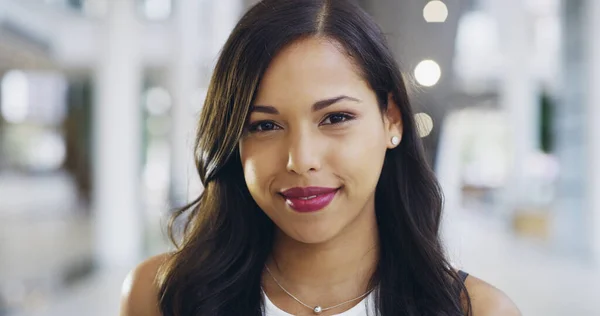 La ambición no tiene límite de edad. Fotografía recortada de una joven empresaria confiada que trabaja en una oficina moderna. — Foto de Stock