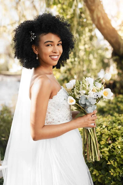 私は"私はする"と言う準備ができている。幸せと美しい若い花嫁の肖像画は、彼女の結婚式の日に屋外でポーズをとりながら花の花束を保持. — ストック写真