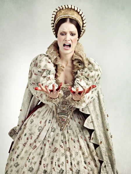 Regizid ist ein blutiges Geschäft. Aufnahme einer schreienden Königin mit Blut an ihren Händen. — Stockfoto