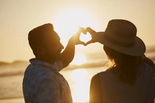 L'amore è un dono così prezioso. Retrovisore di una coppia matura trascorrere del tempo di qualità sulla spiaggia. — Foto Stock