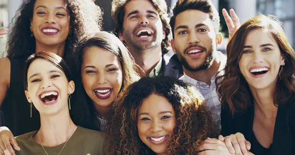 Eran positivos sobre los negocios. Recorte de un grupo de empresarios felices de pie en su lugar de trabajo lobby. — Foto de Stock