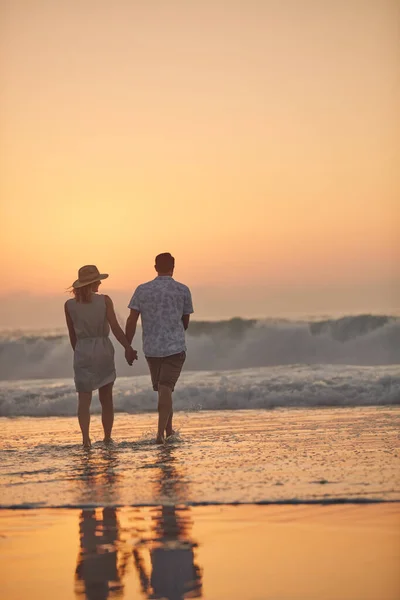 Vamos ficar molhados e selvagens. Foto retrovisor de um casal maduro passando tempo de qualidade na praia. — Fotografia de Stock
