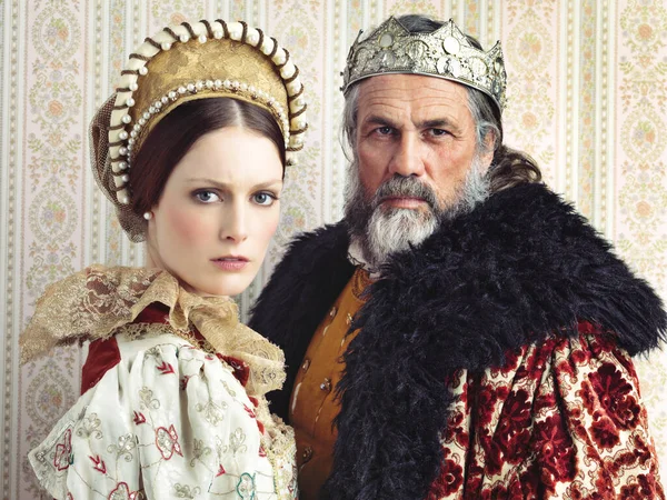Noi regniamo sovrani. Ritratto di re e regina dall'aspetto severo. — Foto Stock