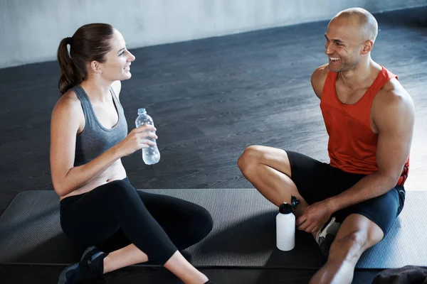 Treinamento para se tornar em forma de luta. Tiro de um homem e uma mulher fazendo uma pausa depois de um treino no ginásio. — Fotografia de Stock