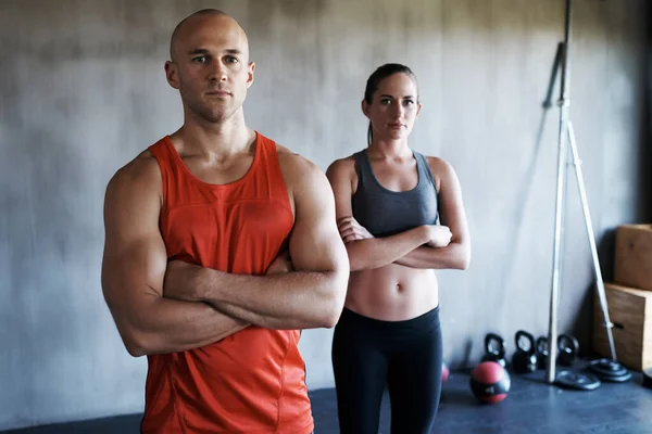 Навчання, щоб стати бійцями. Обрізаний знімок молодого чоловіка і жінки в спортивному одязі . — стокове фото