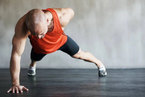 Il intensifie sa routine de fitness. Prise de vue d'un homme faisant de l'exercice au gymnase. — Photo