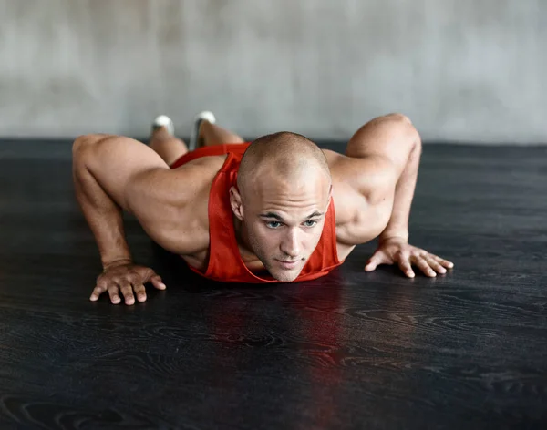 Hes in Tip-Top-Form. Aufnahme eines Mannes bei einem herausfordernden Training im Fitnessstudio. — Stockfoto