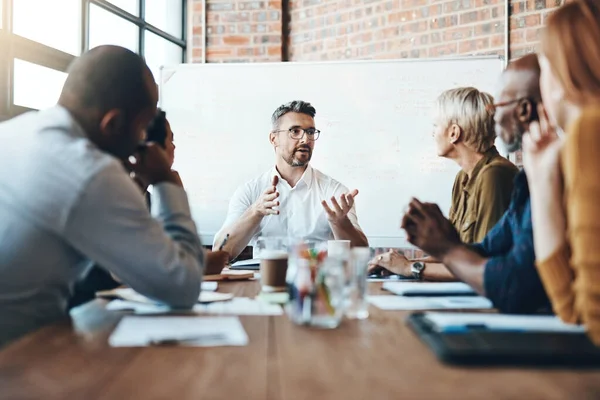 Debattieren, bevor eine Entscheidung fällt. Aufnahme eines Geschäftsmannes, der eine Sitzung im Sitzungssaal leitet. — Stockfoto