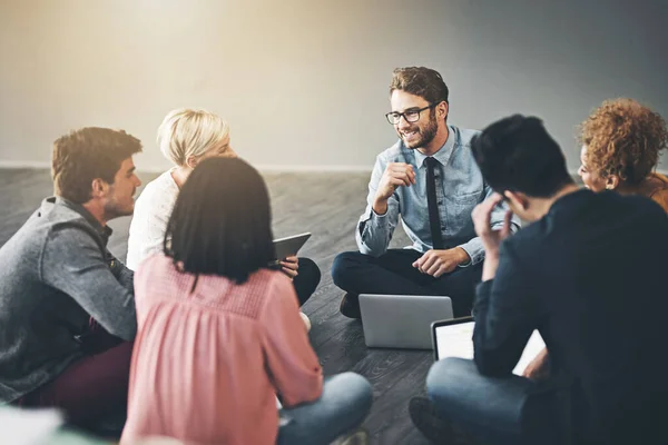 Envolvido em evoluir. Tiro de um grupo diversificado de funcionários criativos que têm uma reunião dentro. — Fotografia de Stock