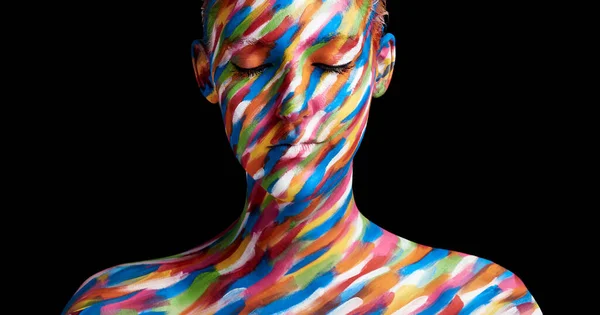 Canlı renklerde. Yüzünde boya ile poz veren genç bir kadının kırpılmış fotoğrafı.. — Stok fotoğraf