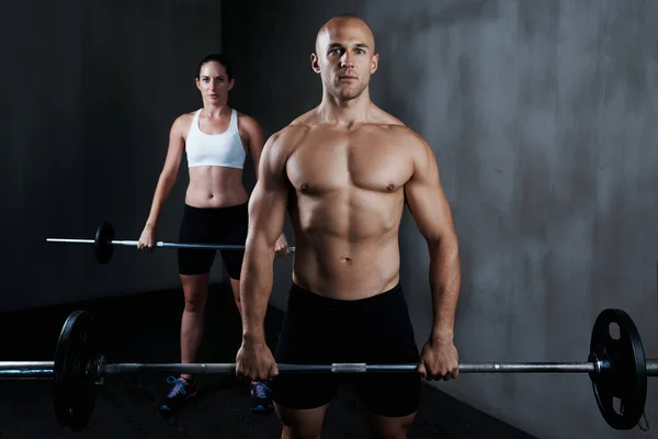 Training, um kämpferisch fit zu werden. Schnappschuss eines Mannes und einer Frau beim Training mit Hanteln. — Stockfoto