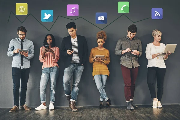 Социальный способ общения. Студийный снимок разнообразной группы творческих сотрудников социальной сети внутри. — стоковое фото