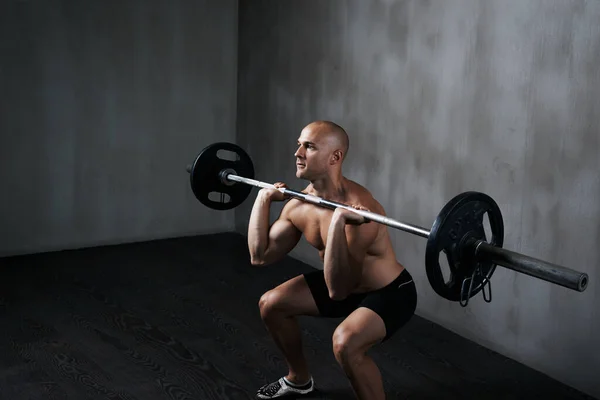 Hes hardcore. Aufnahme eines Mannes, der im Fitnessstudio mit Gewichten trainiert. — Stockfoto
