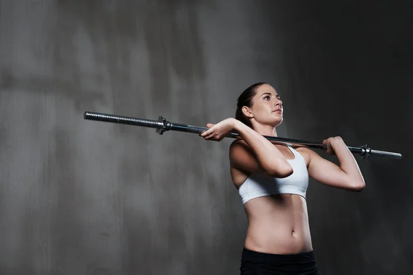 每天都在变强在体育馆用杠铃锻炼的女人中枪. — 图库照片