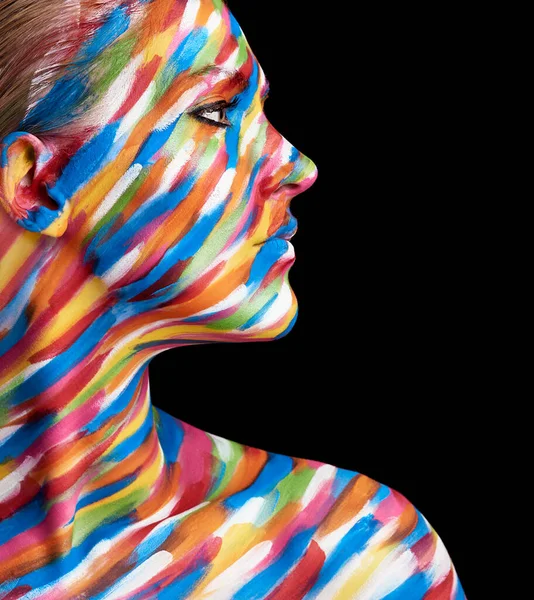 A szépség színei. Vágott kép egy fiatal nőről, aki festékkel az arcán pózol.. — Stock Fotó