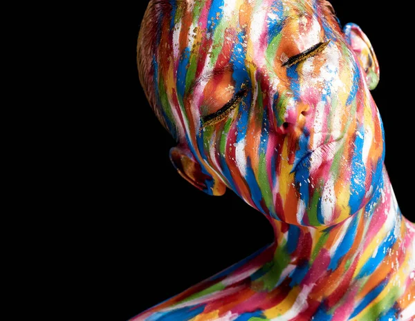 Lassen Sie Ihre Fantasie zum Leben erwachen. Schnappschuss einer jungen Frau, die mit Farbe im Gesicht posiert. — Stockfoto