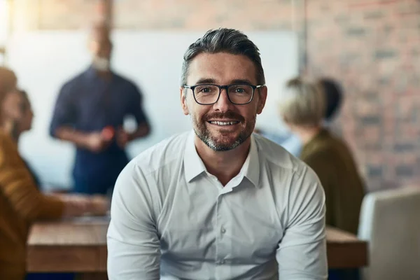 Neem mijn advies aan en ontmoet elkaar vaak. Gesneden portret van een volwassen zakenman zittend in de bestuurskamer tijdens een presentatie. — Stockfoto