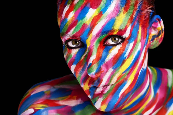 Ζήσε ζωηρά. Στιγμιότυπο μιας νεαρής γυναίκας που ποζάρει με έντονα χρωματιστά χρώματα στο πρόσωπό της πάνω σε μαύρο φόντο. — Φωτογραφία Αρχείου